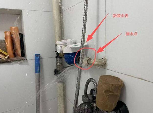 業(yè)主:索賠被要求自認(rèn)水管自爆 青島一小區(qū)換水表致三層住戶被淹!